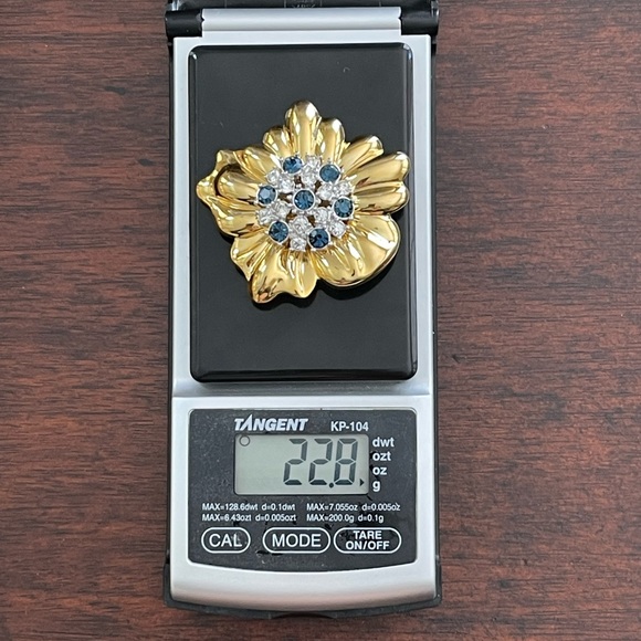 Signed large Bold Elegance crystal gold tone flower brooch - Picture 7 of 8